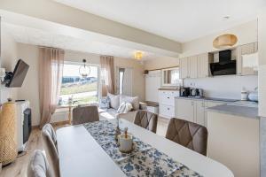 Kuchyň nebo kuchyňský kout v ubytování Czarna Perła Czorsztyn, część z Sauną i Jacuzzi blisko jeziora i ścieżki rowerowej Velo