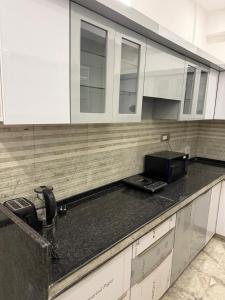 Kuchyň nebo kuchyňský kout v ubytování The Collectors Loft-A Luxury Private Suit Near Jaipur City Center