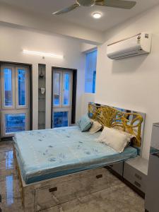 Postel nebo postele na pokoji v ubytování The Collectors Loft-A Luxury Private Suit Near Jaipur City Center + 18 fotografií