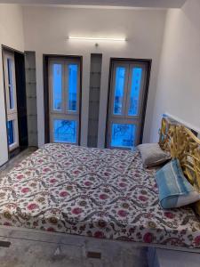 Postel nebo postele na pokoji v ubytování The Collectors Loft-A Luxury Private Suit Near Jaipur City Center