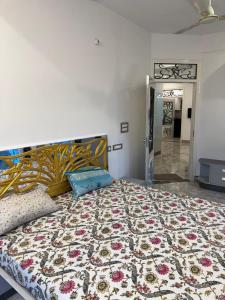 Postel nebo postele na pokoji v ubytování The Collectors Loft-A Luxury Private Suit Near Jaipur City Center