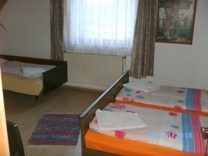 Ein Bett oder Betten in einem Zimmer der Unterkunft Ferienwohnung Eduard