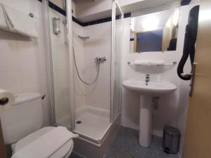 Ένα μπάνιο στο Hotel Les Bruyères +59 φωτογραφίες