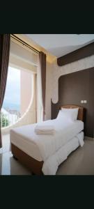 a bedroom with a large bed and a window at Maison Belle Villa in Tlekung