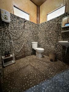 a bathroom with a toilet and a sink at FourTwoEight Pai Resort in Kampong Huaibū