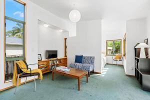 TV a/nebo společenská místnost v ubytování Water's Edge Stay in Central Whangarei