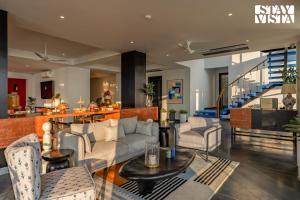 Et opholdsområde på StayVista at The Pali with Bonfire, Jacuzzi & Lawn