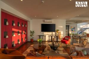 Et tv og/eller underholdning på StayVista at The Pali with Bonfire, Jacuzzi & Lawn + 42 billeder