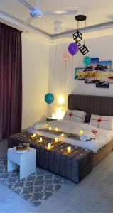 een slaapkamer met een groot bed met verlichting bij Relax Home in Barka +11 foto's