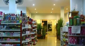 een gangpad met planken producten in een winkel bij Chanthanee Hotel in Ban Chamun (2)