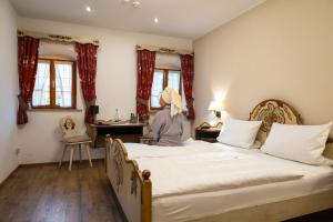 Postel nebo postele na pokoji v ubytování Gasthof Alter Wirt