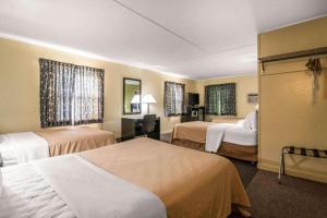 Ένα ή περισσότερα κρεβάτια σε δωμάτιο στο Rodeway Inn +72 φωτογραφίες