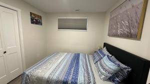 Postel nebo postele na pokoji v ubytování Eastbrook Cozy Basement Suite with Tempur-Pedic Bed