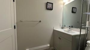 Koupelna v ubytování Eastbrook Cozy Basement Suite with Tempur-Pedic Bed