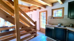 Η κουζίνα ή μικρή κουζίνα στο En Anniviers, chalet cosy au centre du village de Saint Jean +39 φωτογραφίες