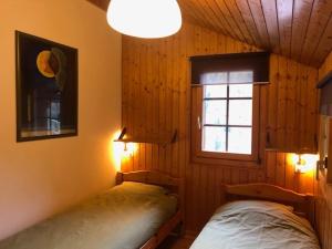 Ένα ή περισσότερα κρεβάτια σε δωμάτιο στο En Anniviers, chalet cosy au centre du village de Saint Jean