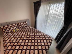 Ένα ή περισσότερα κρεβάτια σε δωμάτιο στο 2 bed condo next to BTS