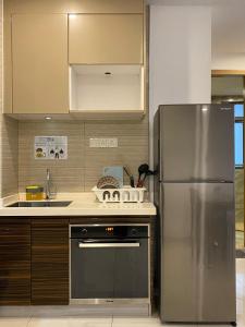 ジョホールバルにあるR&F Princess Cove Boutique Homestay By TREX #Nearby CIQ #Johor Bahru #JB Central #To custom 10minitのステンレス製の冷蔵庫とシンクを備えたキッチン