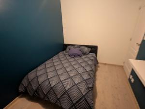 ein kleines Schlafzimmer mit einem Bett in einer Ecke in der Unterkunft La Casa Blanca 