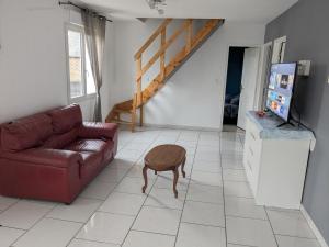 ein Wohnzimmer mit Sofa und Tisch in der Unterkunft La Casa Blanca 