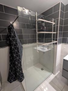 eine Dusche mit Glastür im Badezimmer in der Unterkunft La Casa Blanca 