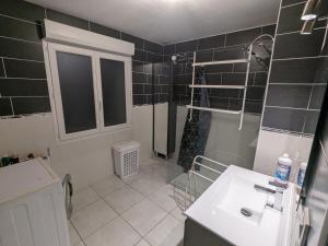 ein Badezimmer mit Waschbecken und Dusche in der Unterkunft La Casa Blanca  + 2 Fotos