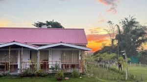 Východ nebo západ slunce při pohledu z ubytování v soukromí nebo okolí