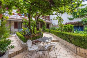 Κήπος έξω από το Apartment in Selce 5803