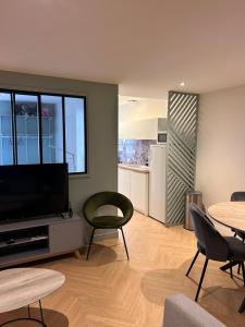 TV a/nebo společenská místnost v ubytování Le scandinave