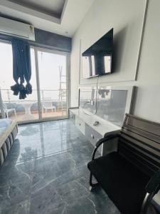 a room with a bench and a desk and a window at Moonrisehomestays in Ghaziabad