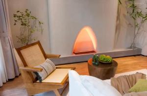 una sala de estar con un sofá y una mesa en Huangshan Xishui Yunjian Forest Resort Hotel, en Huangshan 7 fotos más