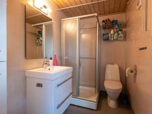 サンネフヨルにある6 person holiday home in Sandefjord-By Traumのシャワー、洗面台、トイレ付きのバスルーム
