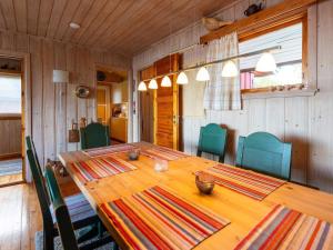 サンネフヨルにある6 person holiday home in Sandefjord-By Traumの部屋にある大きな木製のテーブルと椅子 +20枚の写真