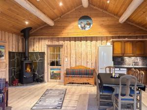 cocina con mesa y fogones en una habitación en 9 person holiday home in BJELLAND, en Bjelland