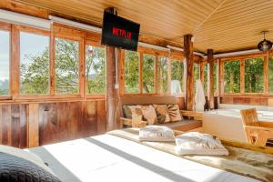 Ein Zimmer mit zwei Betten und einem Schild mit der Aufschrift Trägheit in der Unterkunft Chalé romântico com banheira aquecida in Nazaré Paulista