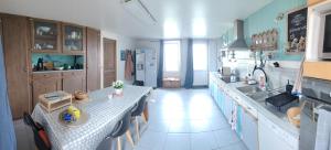 AudervilleにあるChambre phareのキッチン(カウンター、テーブル付)