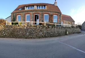 AudervilleにあるChambre phareの石の擁壁の後ろにあるレンガ造りの家 +5枚の写真