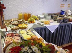 einen Tisch mit vielen verschiedenen Arten von Lebensmitteln in der Unterkunft Hotel Urbanus in Heilbronn