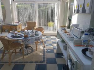 uma cozinha com uma mesa com comida em Studio Art-hill em Jabbeke