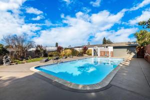 Bazén v ubytování Travelodge by Wyndham Santa Rosa Wine Country nebo v jeho okolí