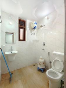 Vannituba majutusasutuses Premium 3BHK for Families & Groups, Ramnagri More