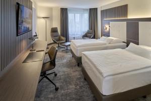 een hotelkamer met twee bedden en een bureau bij Best Western Plus Hotel Böttcherhof in Hamburg +80 foto's