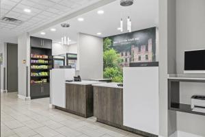 un vestíbulo de una tienda con TV en la pared en La Quinta by Wyndham Atlanta Douglasville, en Douglasville