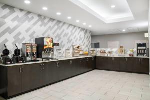 una tienda con un mostrador con artículos. en La Quinta by Wyndham Atlanta Douglasville, en Douglasville 35 fotos más