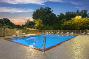 una piscina con sillas y una valla en La Quinta by Wyndham Atlanta Douglasville, en Douglasville