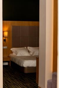 Postel nebo postele na pokoji v ubytování C un petit hotel avec 16 chambre et 3 suite et un restaurant et une cafétéria