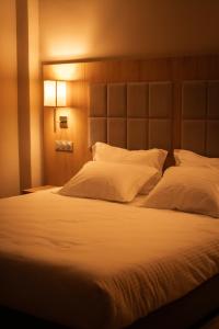 Postel nebo postele na pokoji v ubytování C un petit hotel avec 16 chambre et 3 suite et un restaurant et une cafétéria