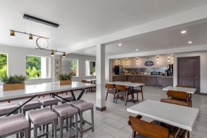 Χώρος καθιστικού στο Baymont by Wyndham Dothan