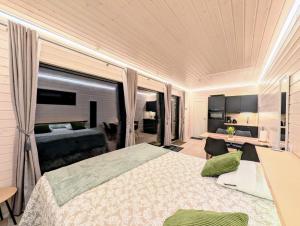Postel nebo postele na pokoji v ubytování Spa Cabin by Hossaville