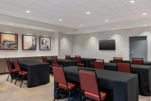 Sala de conferencias con mesa, sillas y TV en Home2 Suites By Hilton Ames, en Ames 38 fotos más